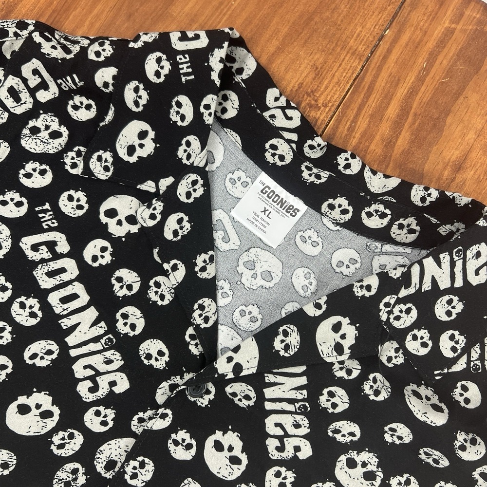 Goonies Movie Skulls Black Shirt Men's XL Casual Dress Button Up Short Sleeve